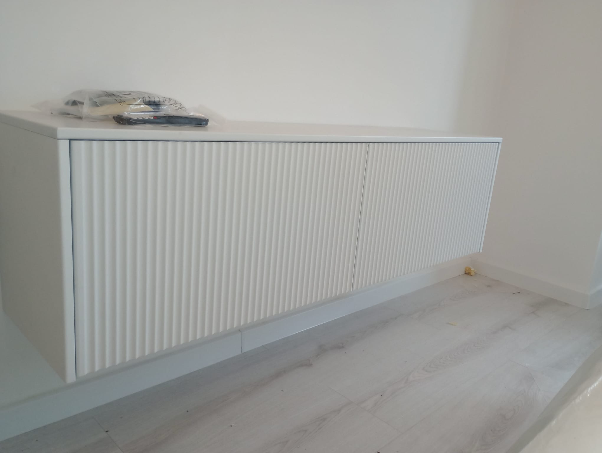 Apartament mobilat la comandă cu fronturi frezate și paturi tapițate
