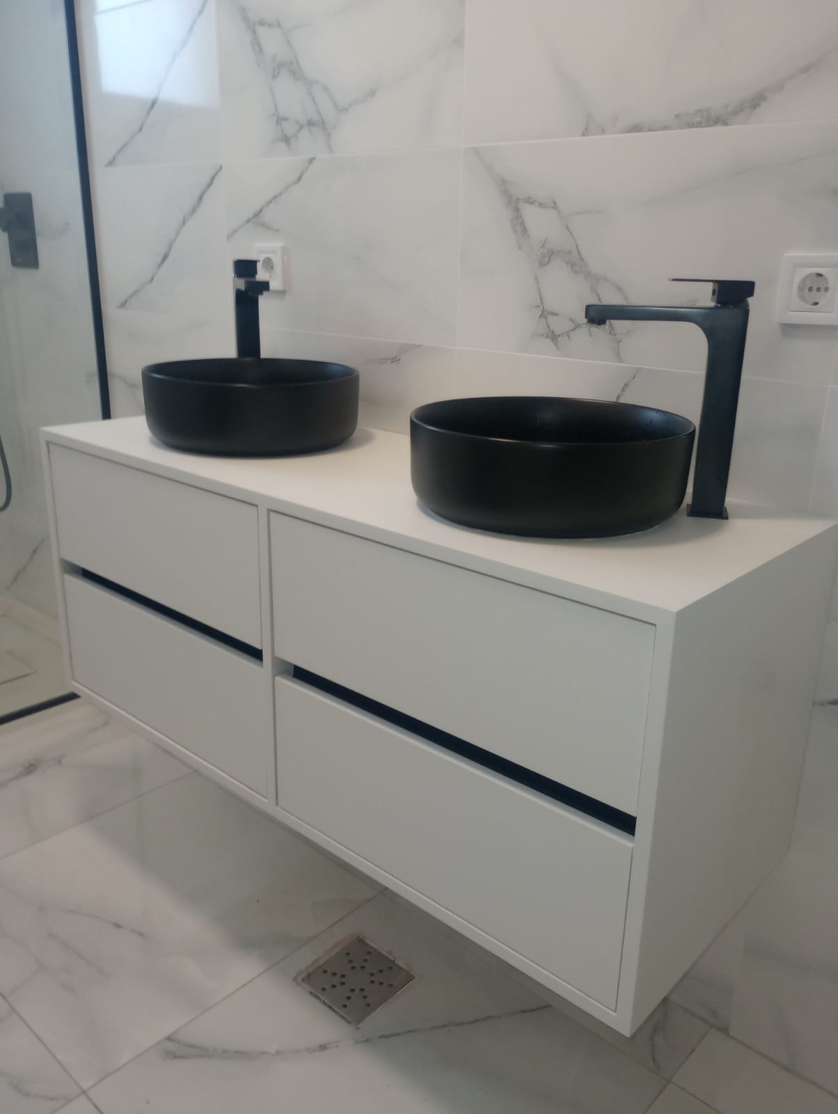 Mobilier de baie premium din MDF vopsit cu feronerie Blum